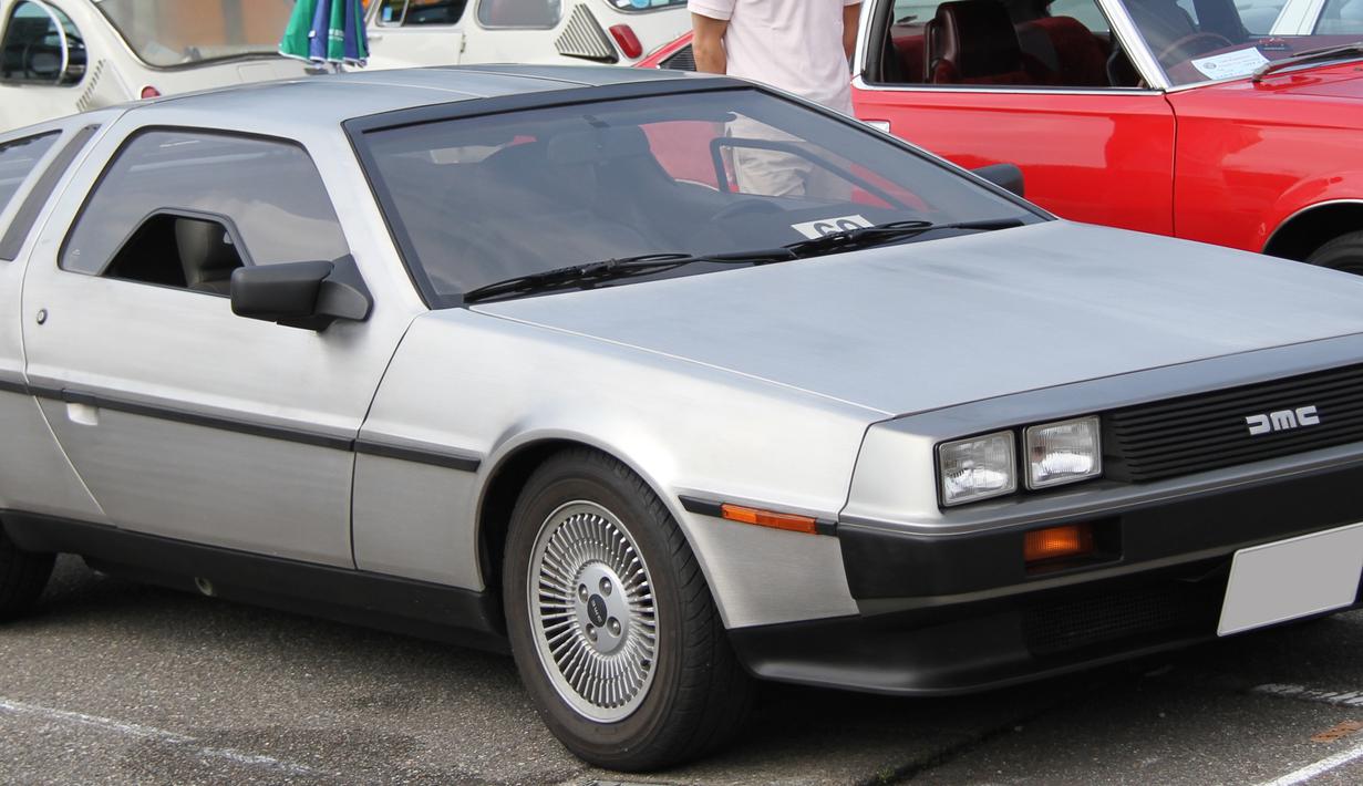 Mobil Sport ini didesain oleh Giorgetto Giugiaro dengan desain yang cukup keren pada zamannya. Mobil ini memiliki lampu halogen berbentuk mengotak berjumlah empat buah dengan grill berlambang DMC. (Source: commons.wikimedia.org)
