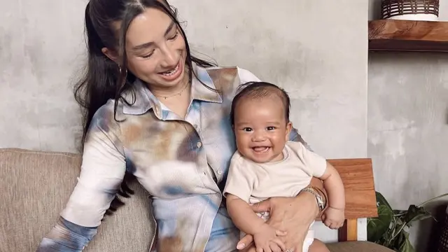 Gaya Jennifer Bachdim Bersama Anak keempatnya, credit: Instagram (@jenniferbachdim)