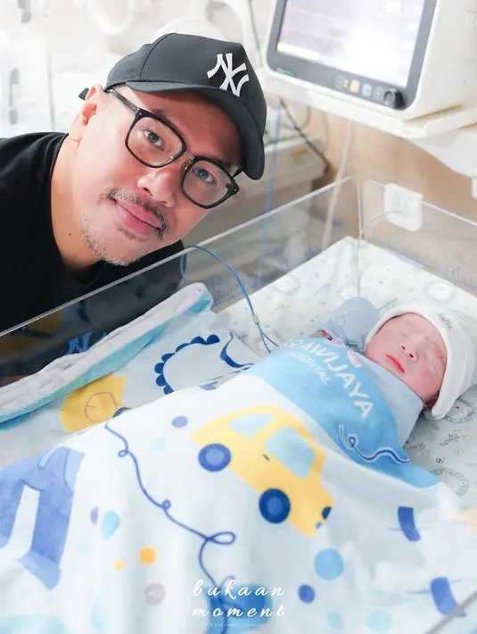 Bagi Vivi, ini merupakan anak ketiganya. Anak kedua pasangan ini lahir dengan berat 2,570 gram dan panjang 45 cm. Pasangan ini bersyukur karena semua berjalan lancar dan sehat. [Instagram/sammysimorangkir]