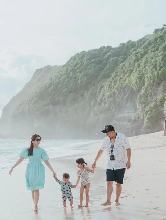 Kekompakan keluarga kecil satu ini memang selalu mencuri perhatian, salah satunya soal gaya. (Instagram/chelseaoliviaa).