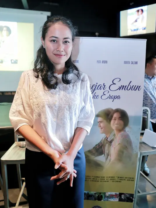 Demi memperdalam karakter Ani yang diperankan, pemeran kelahiran Jakarta 28 tahun silam itu banyak melihat foto-fotonya dari kecil hingga dewasa. Selain itu, ia juga banyak belajar dengan para warga sekitar dan dosen. (Adrian Putra/Bintang.com)