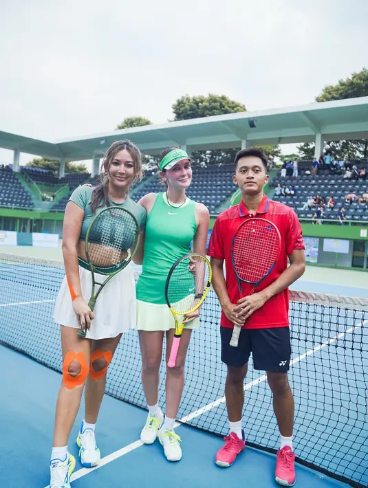 Genie Bouchard sendiri adalah petenis yang sempat mencapai final Wimbledon pada 2014 dan dikenal akan bakatnya di dunia olahraga. Momen tanding antara Luna dan Genie ini sontak menjadi sorotan, tak hanya di kalangan penggemar tenis, tetapi juga para pengikut Luna yang memberikan pujian atas keberaniannya.  (Liputan6.com/IG/@lunamaya)