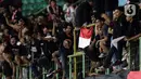 Suporter saat merayakan kemenangan Timnas Indonesia U-19 atas Filipina U-19 pada lanjutan penyisihan grup A Piala AFF U-19 2022 di Stadion Patriot Candrabhaga, Bekasi, Jawa Barat, Jumat (8/7/2022). Laga berakhir dengan keunggulan Timnas Indonesia U-19 dengan skor 5-1. (Liputan6.com/Helmi Fithriansyah)
