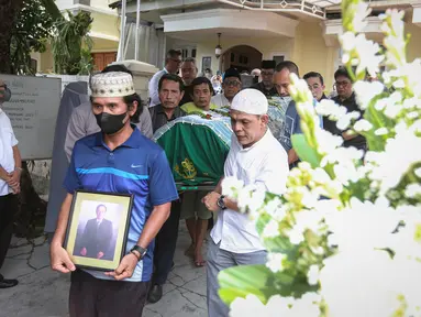 Para pelayat dan anggota keluarga mantan Sekjen PSSI, Nugraha Besoes mengantarkan jenazah ke masjid dengan ambulans untuk disholatkan kemudian lanjut ke pemakaman Menteng Pulo, Jakarta Selatan, Senin (06/02/2023). Nugraha Besoes meninggal dunia pada Senin (06/02/2023) pukul 00.19 WIB di RS PON. (Bola.com/Bagaskara Lazuardi)