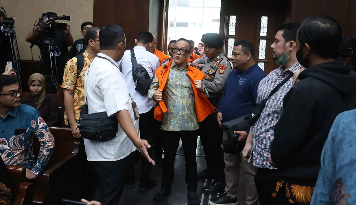 Sidang ini untuk mendengar pembacaan dakwaan dari Jaksa Penuntut Umum (JPU) pada Komisi Pemberantasan Korupsi (KPK). Tampak dalam foto, tersangka kasus dugaan pemerasan dalam pengurusan sertifikat K3 di Kementerian Ketenagakerjaan yang juga mantan Wakil Menteri Ketenagakerjaan (Wamenaker), Immanuel Ebenezer Gerungan (tengah) saat tiba untuk mengikuti persidangan di Pengadilan Tindak Pidana Korupsi (Tipikor) Jakarta pada Pengadilan Negeri Jakarta Pusat, Senin (19/1/2026). (Kapanlagi.com/Budy Santoso)