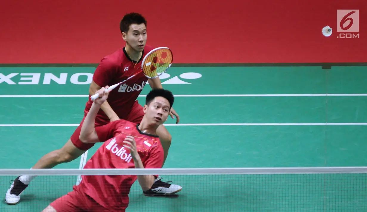 Ganda putra Indonesia, Kevin Sanjaya/Marcus Gideon mengembalikan kok ke arah Chen Hung Ling/Wang Chi-Lin (Taiwan) pada perempat final Indonesia Masters 2018 di Istora Senayan, Jumat (26/1). Kevin/Marcus unggul. (Liputan6.com/Helmi Fithriansyah)
