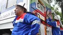 Sejumlah petugas mempersiapkan selang gas untuk Bus BRT Trans Semarang saat  launching "Program Konventer Gas BRT Trans Semarang" di Pelataran Parkir Patra Jasa Semarang, Rabu (9/1).  (Liputan6.com/Gholib)