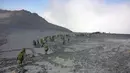 Sepuluh orang masih dinyatakan hilang akibat letusan Gunung Ontake, 27/9/2014 lalu. Pasukan Bela Diri Jepang terus melakukan operasi penyelamatan korban, (7/10/2014). (Joint Staff of the Defence Ministry of Japan/Handout via Reuters)
