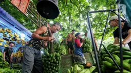 Hal ini dikarenakan banyak warga membeli pisang untuk dijadikan olahan menu buka puasa. (Liputan6.com/Angga Yuniar)