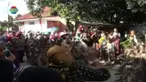 Ada sebuah tradisi unik di Sumatera Barat, untuk membuat anak kembar sepasang tidak saling mencintai satu sama lain. 
