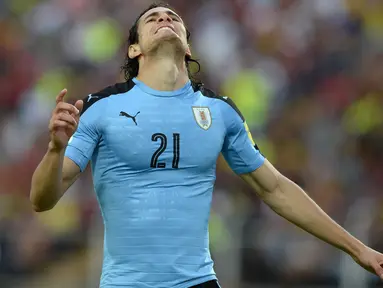 Penyerang Uruguay, Edinson Cavani memimpin puncak klasemen top scorer kualifikasi Piala Dunia 2018 zona CONMEBOL dengan torehan sembilan gol. (AFP/Federico Para)