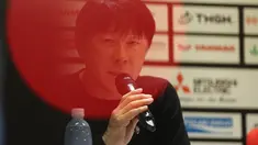 Pelatih Timnas Indonesia, Shin Tae-yong memberikan keterangan saat konferensi pers setelah&nbsp;laga Grup A Piala AFF 2022 antara Timnas Indonesia melawan Timnas Kamboja yang berlangsung di Stadion Utama Gelora Bung Karno (SUGBK), Jakarta, Jumat (23/12/2022). (Bola.com/Bagaskara Lazuardi)