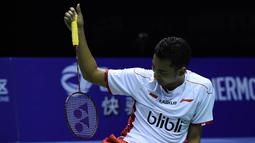 Pebulutangkis Indonesia, Tommy Sugiarto, tampak kecewa kalah dari pebulutangkis Denmark, Viktor Axelsen, pada final Piala Thomas. Tommy kalah 17-21, 18-21 dari Axelsen. (AFP/Johannes Eisele)