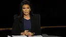 Elaine Quijano dari CBS News membaca catatannya jelang debat perdana Cawapres AS di Longwood University, Virginia, Selasa (4/10). Quijano, warga asli Chicago keturunan Filipina, yang menjadi moderator AS-Asia pertama dalam debat pilpres AS. (AFP PHOTO)
