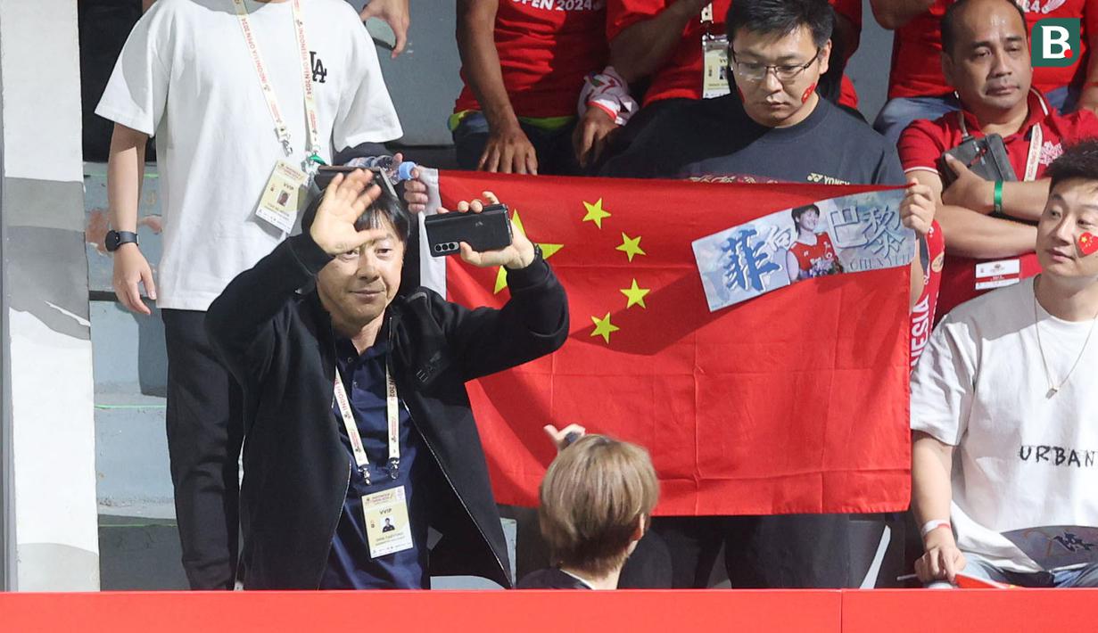 <p>Pelatih Timnas Indonesia, Shin Tae-yong melambaikan tangan usai memberi dukungan kepada tunggal putri Korea Selatan, An Se-young saat menghadapi wakil China, Chen Yu Fei pada laga final Indonesia Open 2024 di Istora Senayan, Jakarta, Minggu (9/6/2024). (Bola.com/M Iqbal Ichsan)</p>