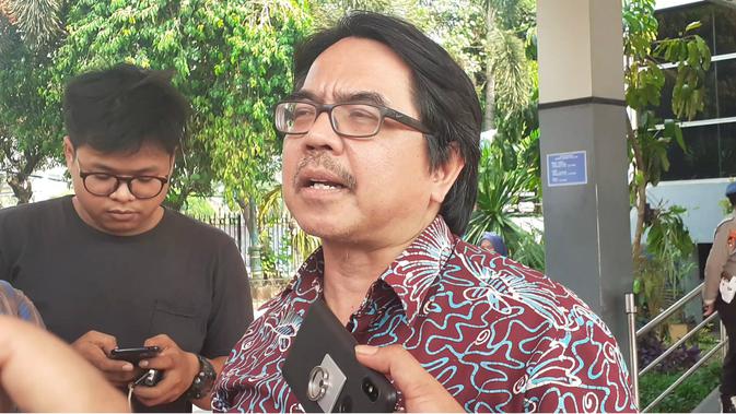 Dosen UI Ade Armando mendatangi Polda Metro Jaya, Jumat (8/11/2019). (Merdeka.com/ Tri Yuniwati Lestari)