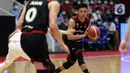 Pebasket Timnas Indonesia, Andakara Prastawa Adhyaksa (kanan) mencoba melewati adangan pemain China pada laga playoff perempat final FIBA Asia Cup 2022 di Istora Senayan, Jakarta, Senin (18/7/2022). Timnas basket Indonesia tersingkir dari ajang FIBA Asia Cup 2022 usai menelan kekalahan telak 58-108 dari China. (Liputan6.com/Helmi Fithriansyah)