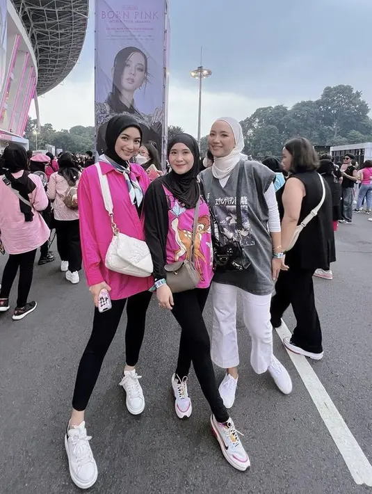 Saat menonton Blackpink, Citra tampil dengan atasan pink dan bawahan hitam. Sedangakn Erica dengan kaos abu-abu dipadukan celana putih. Credit: Instagram (@citraciki)