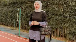 Di beberapa kesempatan, Kesha Ratuliu terlihat menggunakan gaya busana yang casual. Namun, outfit yang dipakai olehnya tetap terlihat stylish. (Liputan6.com/IG/@kesharatuliu05)