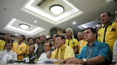 Ketua Umum Partai Golkar hasil Munas Ancol, Agung Laksono (kedua kanan) memberikan keterangan pers di Jakarta, (22/1). Agung Laksono meminta kader Golkar fokus pada pelaksanaan musyawarah nasional yang akan digelar. (Liputan6.com/Faizal Fanani)