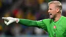 Kasper Schmeichel. Kiper Timnas Denmark yang baru saja bergabung dengan OGC Nice pada awal musim 2022/2023 ini kini telah menginjak usia 36 tahun. Namun posisinya bersama Timnas Denmark belum tergeser sejak menjalani debut pada 6 Februari 2013. Hingga kini ia telah mengoleksi 89 caps dengan torehan 43 kali clean sheet dan kebobolan 71 gol. (AFP/Paul Ellis)