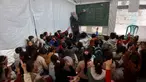 Anak-anak pengungsi Palestina mengikuti kegiatan belajar mengajar di dalam tenda di Sekolah Mada, kamp pengungsi Jabalia, Jalur Gaza Utara pada 13 April 2026. Sekolah Mada menjadi salah satu titik di mana anak-anak pengungsi Palestina tetap bisa mengikuti kegiatan belajar-mengajar. (Omar AL-QATTAA/AFP)