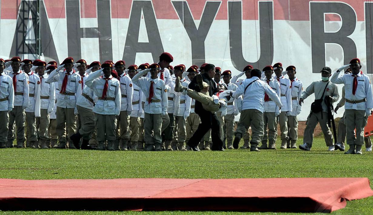 Saat berlangsungnya upacara HUT RI ke-69, salah satu peserta pingsan, Bogor, Minggu (17/8/14). (Liputan6.com/Johan Tallo)