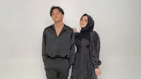 Gaya penampilan Rizky Febian dan Putri Delina dengan pakaian hitam ini menambah kesan elegan bagi keduanya. Anak dari Sule tersebut terlihat begitu keren. Warna hitam terlihat sangat pas dikenakan keduanya sehingga banyak netizen terpukau melihat mereka. (Liputan6.com/IG/@putridelinaa)