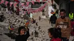 Warga Palestina menggantungkan hiasan Ramadan di samping reruntuhan rumah yang hancur di Khan Younis, Jalur Gaza selatan, Minggu 15 Februari 2026. Suasana jelang bulan suci Ramadan di Gaza pada tahun 2026 atau 1447 Hijriah berlangsung dalam suasana yang memprihatinkan. (AP Photo/Abdel Kareem Hana)