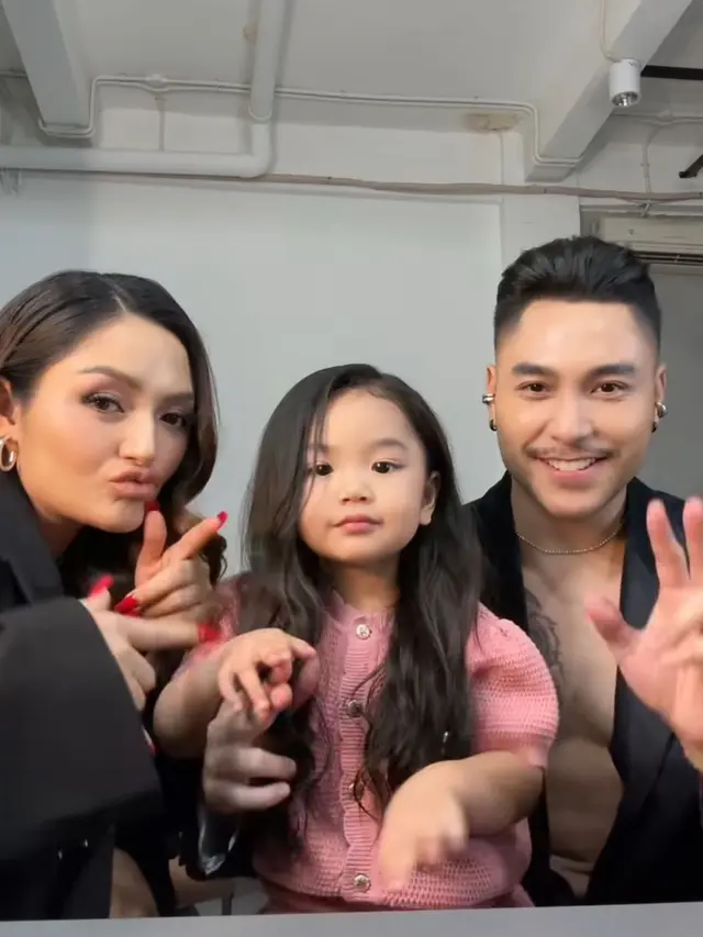 Momen Siti Badriah dan Krisjiana Baharudin bersama anak pertamanya, Xarena Zenata Denallie Baharudin (Instagram/@sitibadriahh)