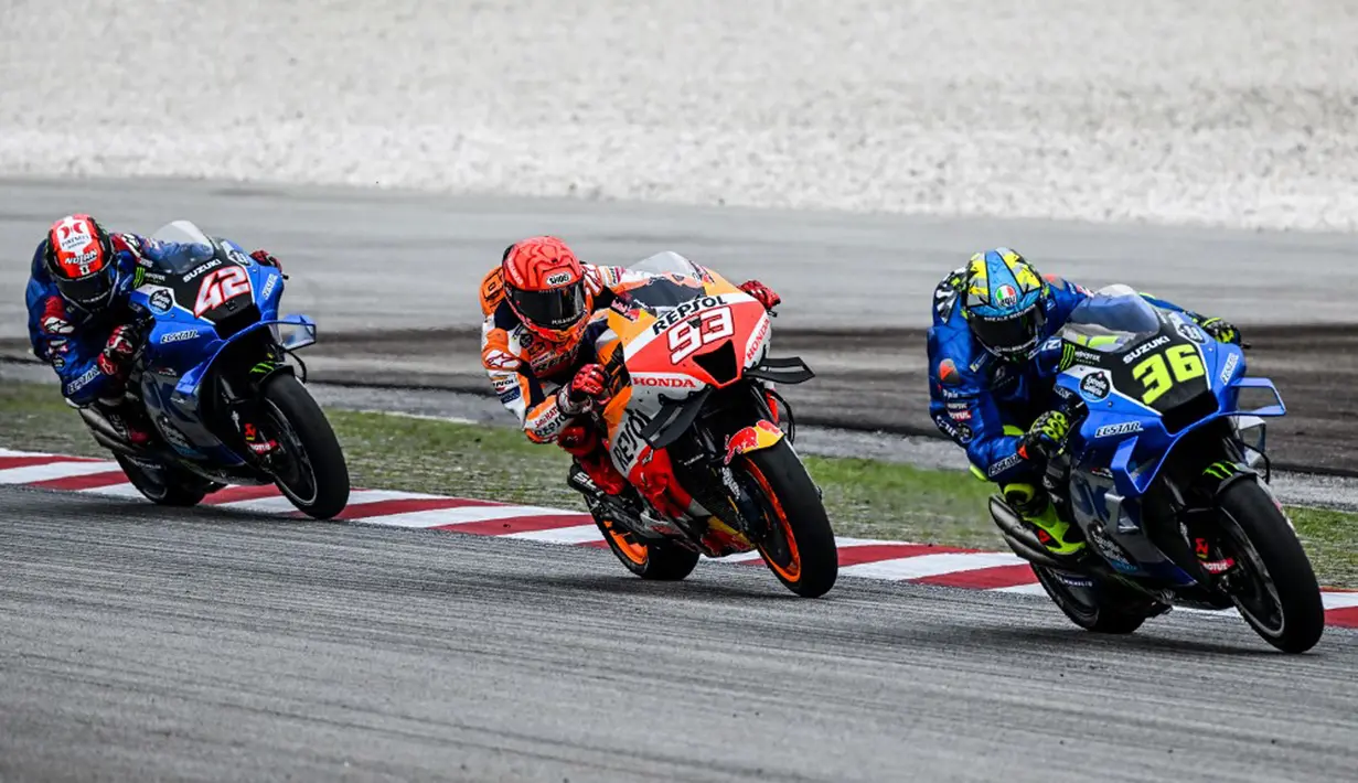 Pembalap Suzuki Ecstar Joan Mir, pembalap Repsol Honda Marc Marquez, dan pembalap Suzuki Ecstar Alex Rins melaju kencang saat balapan MotoGP Malaysia 2022 di Sirkuit Internasional Sepang, Sepang, Malaysia, Minggu (23/10/2022). Francesco Bagnaia sukses menjadi juara MotoGP Malaysia 2022 disusul Enea Bastianini dan Fabio Quartararo. (MOHD RASFAN/AFP)