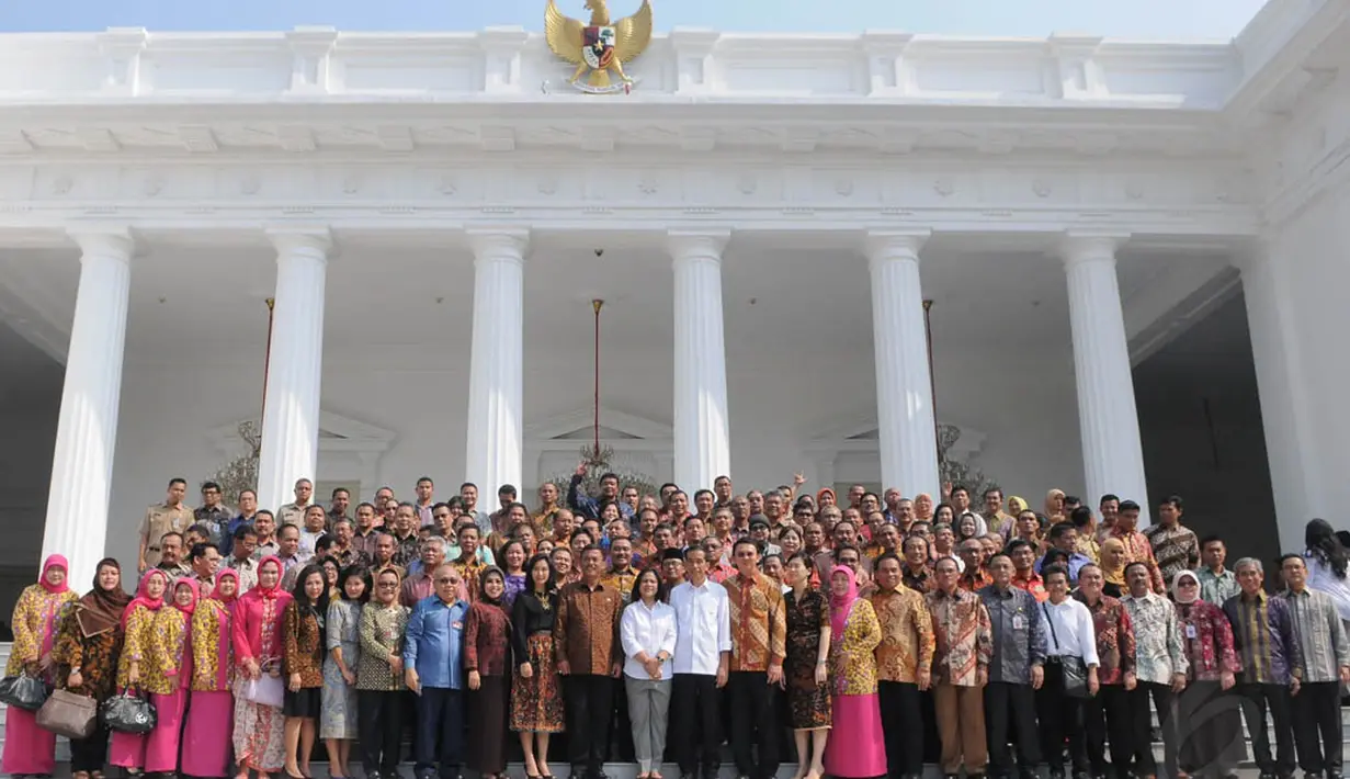 Di depan Istana Merdeka, Jokowi, Ahok, dan para pegawai pemerintah provinsi DKI Jakarta foto bersama, (22/10/14). (Liputan6.com/Herman Zakharia)