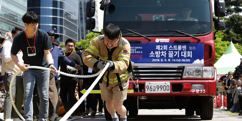 Aksi Pria Korea Selatan Tarik Truk Pemadam Kebakaran