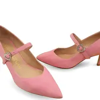 Struart Weitzman hadirkan pilihan sepatu untuk rayakan bulan penuh cinta.