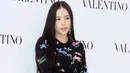 Terlihat lebih formal, Min Hyo Rin mengenakan long sleeves sweater hitam motif bunga, dipadukan dengan skirt hitam dan handbag putih dari Valentino. Instagram @hyorin_min