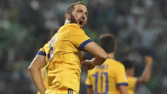 Striker Juventus, Gonzalo Higuain, merayakan gol ke gawang Sporting CP pada laga Liga Champions di Stadion Jose Alvalade, Lisbon, Selasa (31/10/2017). Kedua klub bermain imbang 1-1. (AP/Armando Franca)