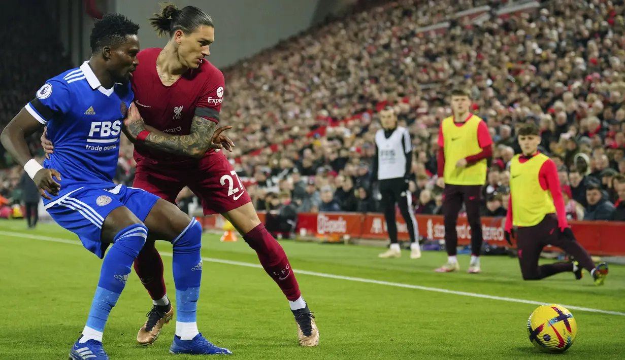 Penyerang Liverpool Darwin Nunez berebut bola dengan bek Leicester  City Daniel Amartey pada pertandingan pekan ke-18 Liga Inggris di Stadion Anfield, Sabtu (31/12/2022) dini hari WIB. The Reds membungkus kemenangan dengan skor 2-1. (AP Photo/Jon Super)