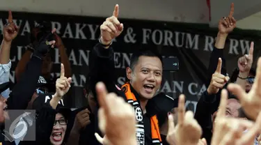 Cagub DKI Jakarta, Agus Harimurti Yudhoyono saat melakukan sosialisasi di kawasan Jalan Menteng Raya, Jakarta, Kamis (22/12). Sebelumnya, Agus berkeliling ke beberapa RW di kawasan Menteng Tenggulun, Jakarta. (Liputan6.com/Helmi Fithriansyah)