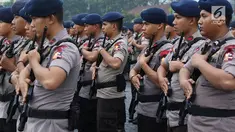 Pasukan Brimob berbaris saat mengikuti Apel di Mako Brimob Kelapa Dua, Depok, Jawa Barat, Senin (23/4). Apel tersebut diadakan dalam rangka menyambut kegiatan Nasional seperti Asian Games, Pemilu, Hari Buruh. (Liputan6.com/Immanuel Antonius)
