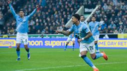 Newcastle sempat unggul lebih dahulu. Mereka berhasil mencetak gol melalui Harvey Barnes. Namun Man City bisa menyamakan skor berkat gol Savinho. Brace dari Omar Marmoush kemudian menyegel kemenangan atas Newcastle. (AP Photo/Ian Hodgson)