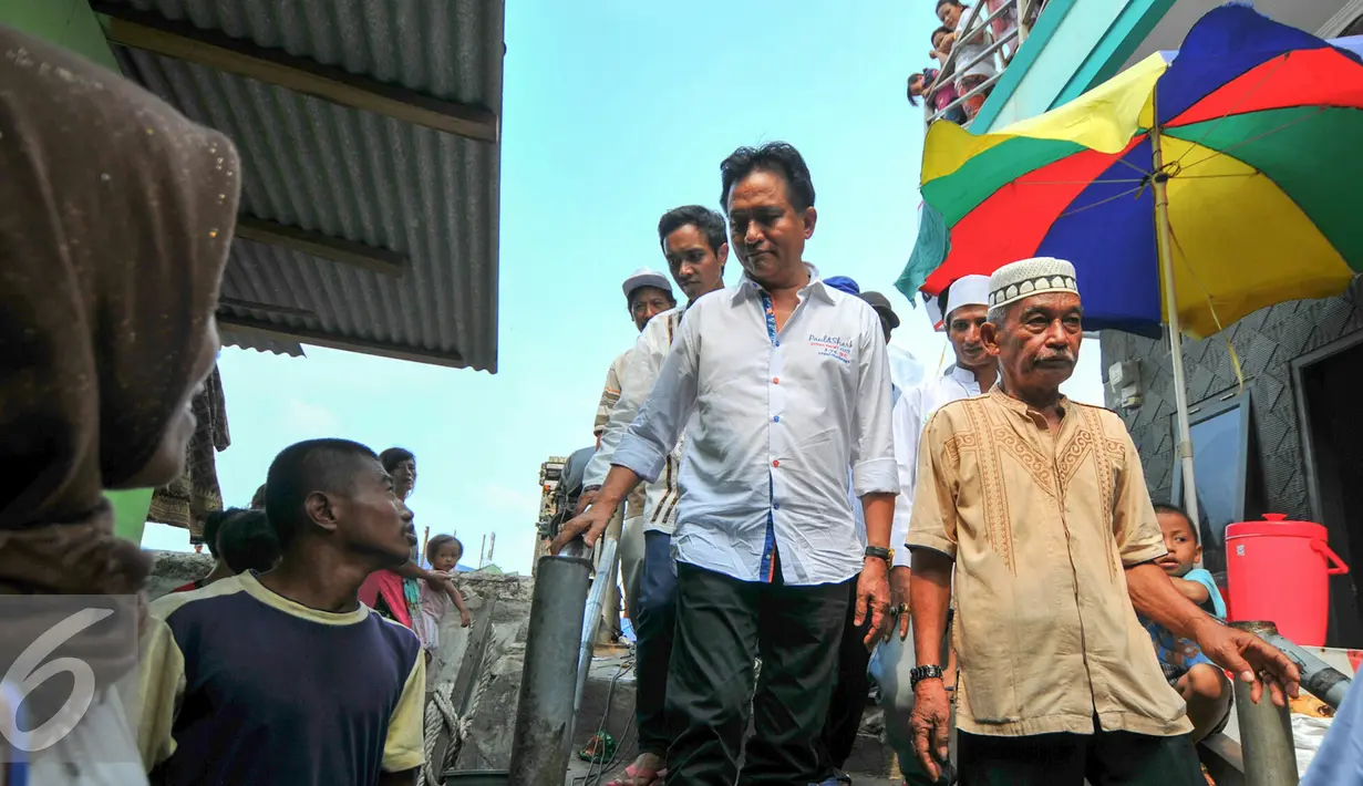 Yusril Ihza Mahendra menemui warga di posko kemanusiaan yang berada di lokasi penggusuran pasar ikan, Penjaringan, Jakarta, Rabu (20/4). Yusril datang untuk melihat kondisi warga yang tetap bertahan tinggal di perahu. (Liputan6.com/Yoppy Renato)