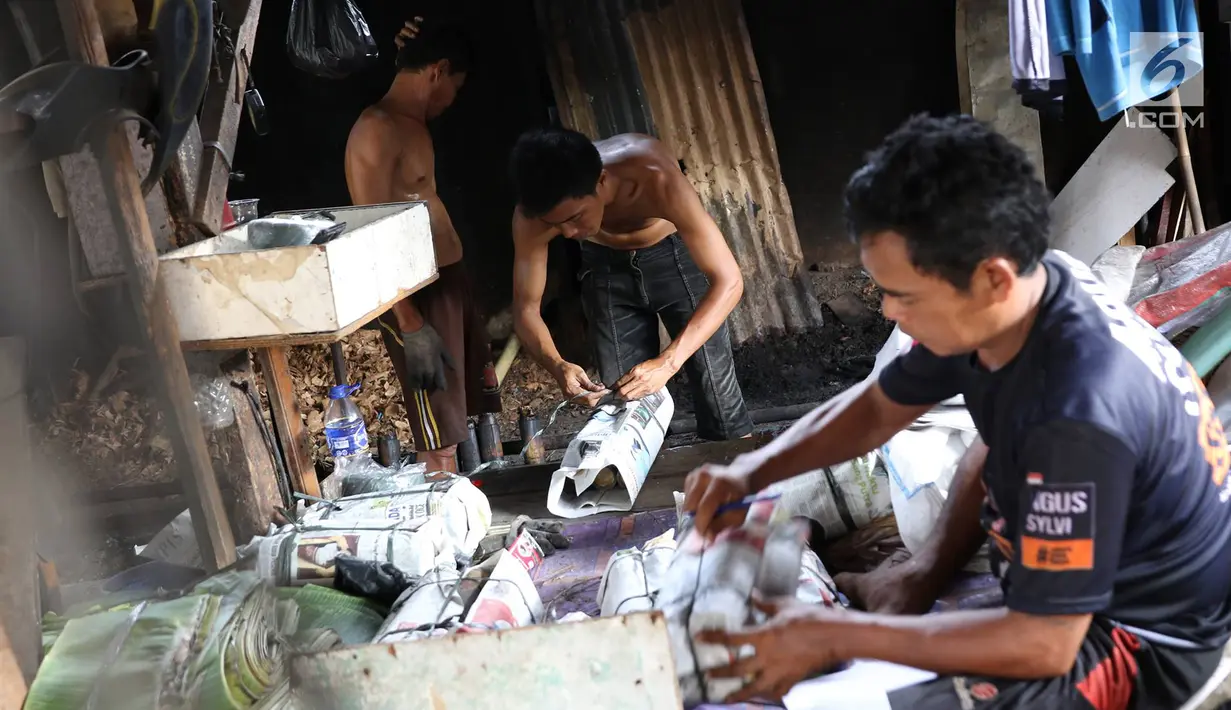 Pekerja membungkus lemang yang siap dijual di kawasan Senen, Jakarta, Selasa (30/5). Memasuki bulan Ramadan, produksi panganan khas dari Sumatera Barat tersebut meningkat 500% yang dijual seharga Rp13.000 perbuah. (Liputan6.com/Immanuel Antonius)
