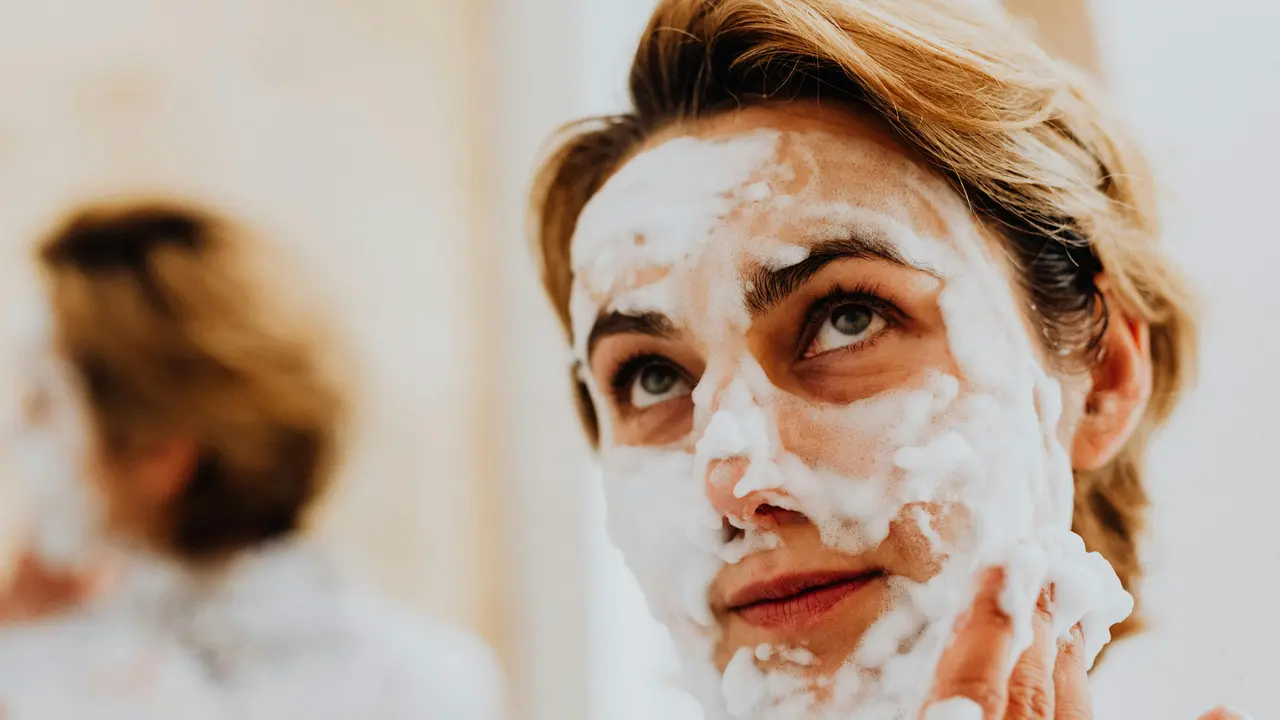 Kulit Terasa Tertarik Setelah Mencuci Muka? Berikut Tips untuk Mengurangi Sensasi Kesat pada Wajah