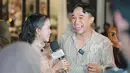 Tak ketinggalan, Anwar BAB yang sering menjadi rekan duet Ummi di berbagai acara televisi juga turut hadir menghebohkan suasana. Ummi sendiri tampil memukau dalam balutan dress berkilauan yang semakin menambah pesonanya di tengah pesta yang meriah. (Liputan6.com/IG/@ummi_quary)