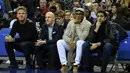  Chef Gordon Ramsey (kiri) dan mantan pemain Chelsea, Didier Drogba (2kanan) menyaksikan laga NBA Global Game London 2016  antara  Orlando Magic vs Toronto Raptors di O2 Arena, London, Kamis (14/1/2016). (AFP Photo/Glyn Kirk)