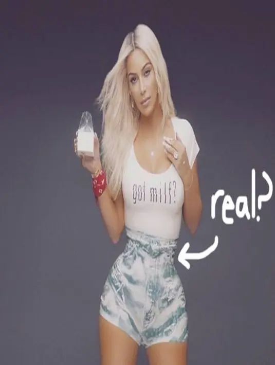 Memakai baju crop top dan hotpants berwarna biru membuat penampilan Kim Kardashian terlihat lebih muda. Namun netizen menemukan kejanggalan dalam pinggang ramping Kim Kardashian. (dailymail/Bintang.com)