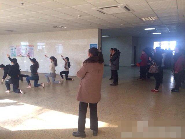 Inilah para staf yang latihan menari di koridor rumah sakit, salah satu pegawai bahkan meninggalkan tugasnya saat jam kerja | Photo: Copyright shanghaiist.com