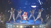 G-Dragon yang merupakan personel Big Bang menunjukkan konser solo spesial hologram hanya untuk penggemar.