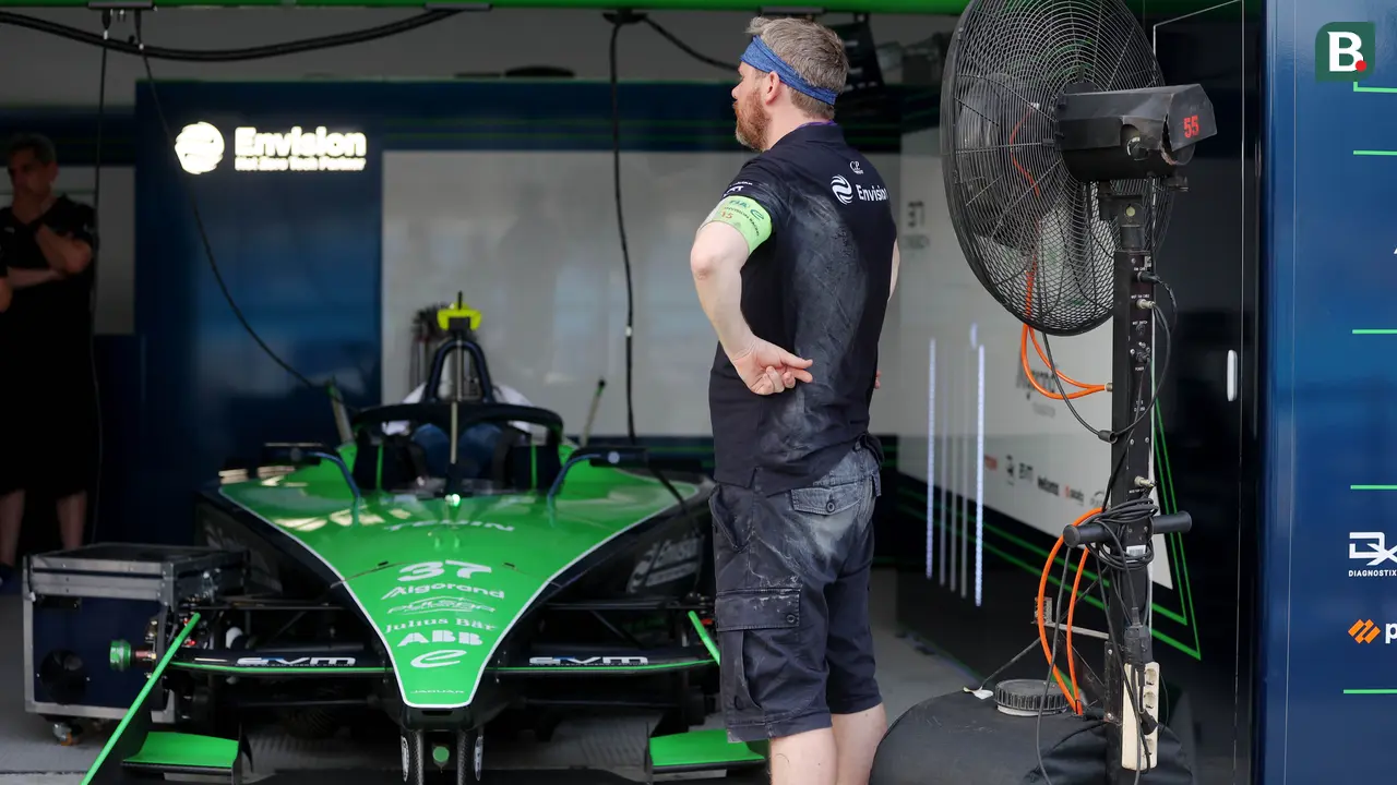 Foto: Melihat Kesibukan Mekanik di Paddock Formula E Jakarta 2023