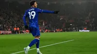 Gelandang Chelsea asal Inggris bernomor punggung 19, Jadon Sancho, merayakan gol kelima timnya selama pertandingan Liga Primer Inggris antara Southampton dan Chelsea di Stadion St Mary di Southampton, Inggris selatan, pada tanggal 4 Desember 2024. (Glyn KIRK/AFP)